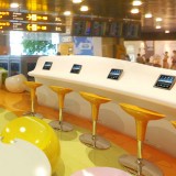 香港商場(chǎng)玻璃鋼多媒體展示臺(tái)