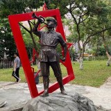 八路軍紅軍戰(zhàn)士沖鋒號雕塑