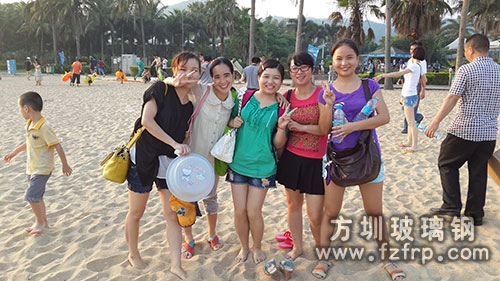 這里的沙細(xì)，踩上去很舒服，方圳玻璃鋼的美女們，耶！