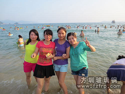 藍(lán)天碧海、海天一色、清澈見底。方圳玻璃鋼員工在海邊戲水！