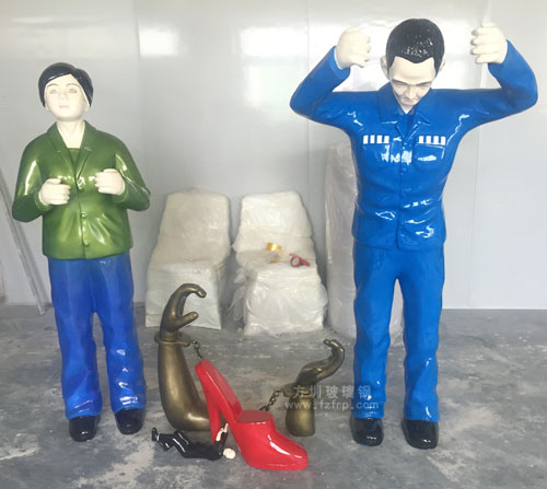 廣東韶關(guān)政府玻璃鋼反腐主題雕塑包含美色關(guān)雕塑、手銬雕塑、監(jiān)獄男犯人雕塑、監(jiān)獄女犯人雕塑