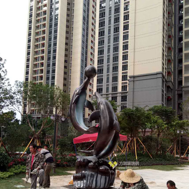 深圳布吉小區(qū)玻璃鋼海豚組合雕塑
