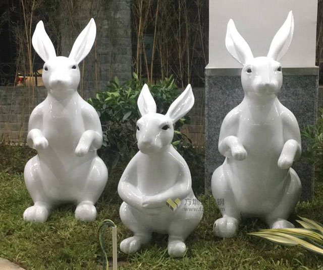 玻璃鋼卡通動物雕塑進入羅湖小學(xué)校園充滿童趣