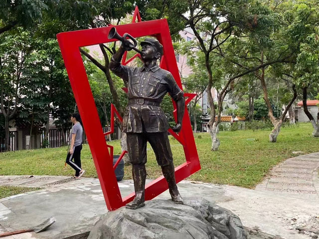 八路軍紅軍戰(zhàn)士沖鋒號雕塑