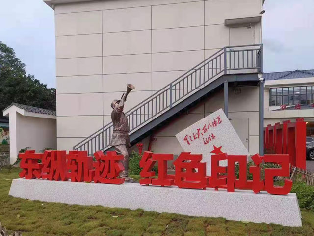 八路軍紅軍戰(zhàn)士沖鋒號雕塑