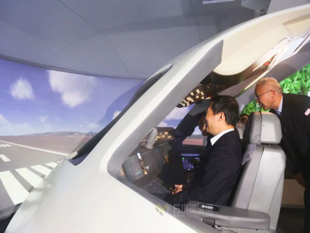 C919大飛機玻璃鋼飛行模擬機亮相江西南昌VR產(chǎn)業(yè)大會