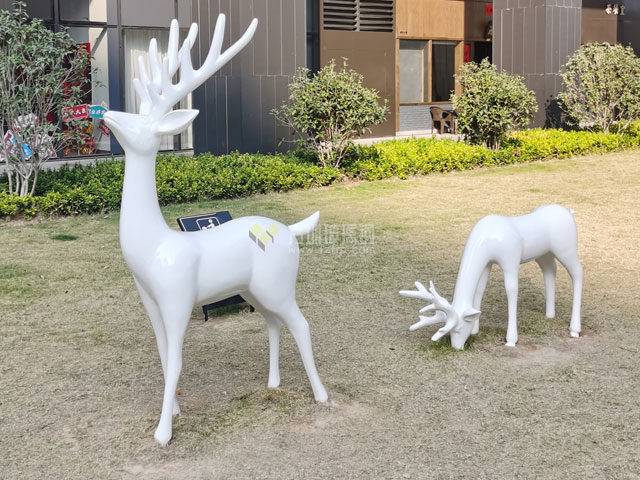 玻璃鋼鹿群組合雕塑提升東莞創(chuàng)新園區(qū)戶(hù)外景觀