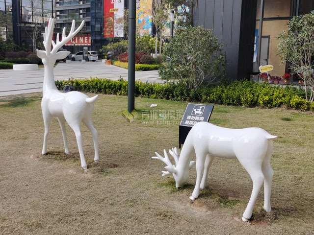 玻璃鋼鹿群組合雕塑提升東莞創(chuàng)新園區(qū)戶(hù)外景觀