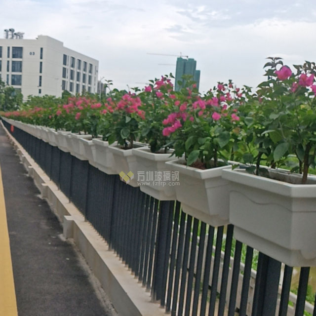 玻璃鋼護(hù)欄花盆雙懸掛提升深圳坪山園林道路景觀