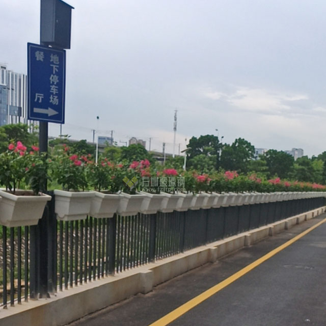 玻璃鋼護(hù)欄花盆雙懸掛提升深圳坪山園林道路景觀