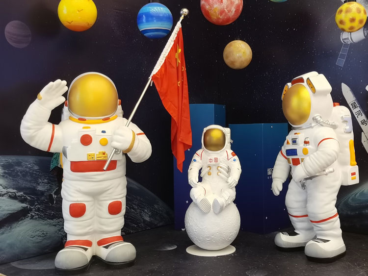 深圳玻璃鋼卡通航天人物雕塑