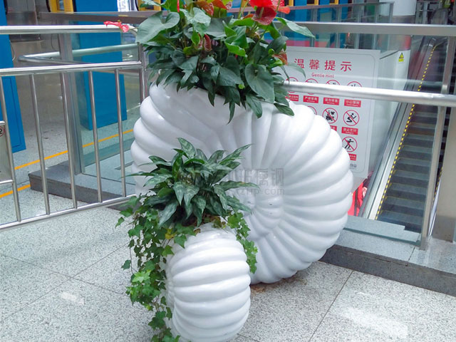 深圳北站玻璃鋼海螺花盆創(chuàng)意組合景觀裝飾花器