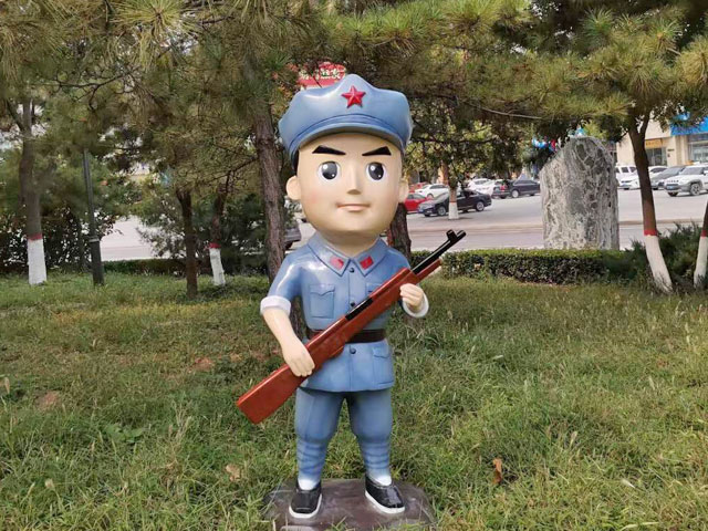 玻璃鋼卡通八路軍戰(zhàn)士人物雕塑造型