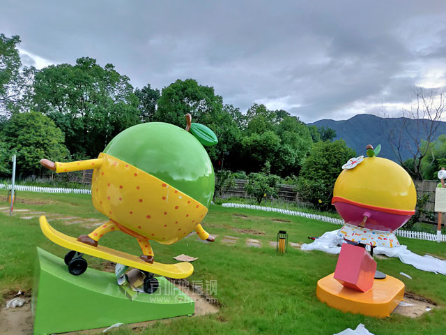 浙江農旅樂園玻璃鋼卡通梨子IP公仔形象雕塑