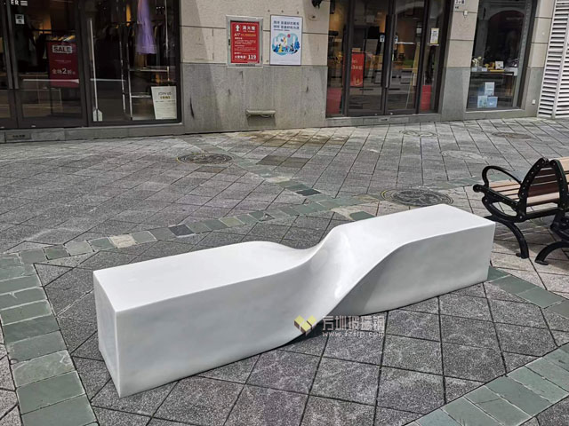 玻璃鋼異形創(chuàng)意休閑椅美化深圳鹽田商業(yè)街