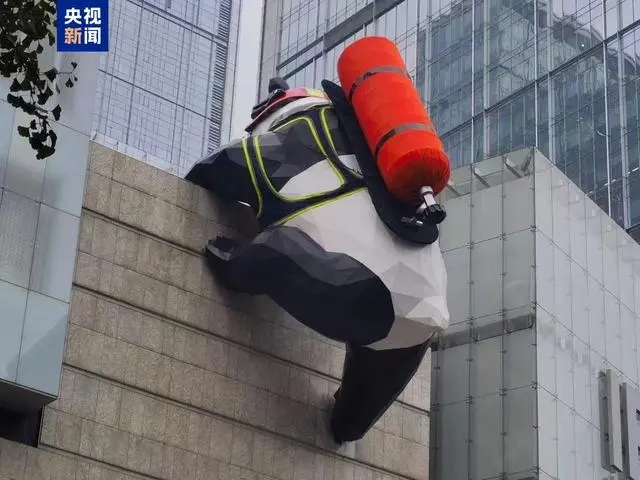 不銹鋼爬樓熊貓雕塑消防裝亮相成都地標(biāo)性建筑