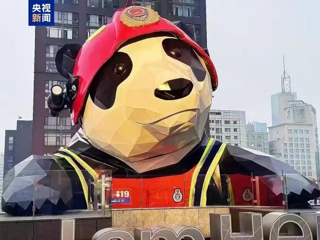 不銹鋼爬樓熊貓雕塑消防裝亮相成都地標(biāo)性建筑