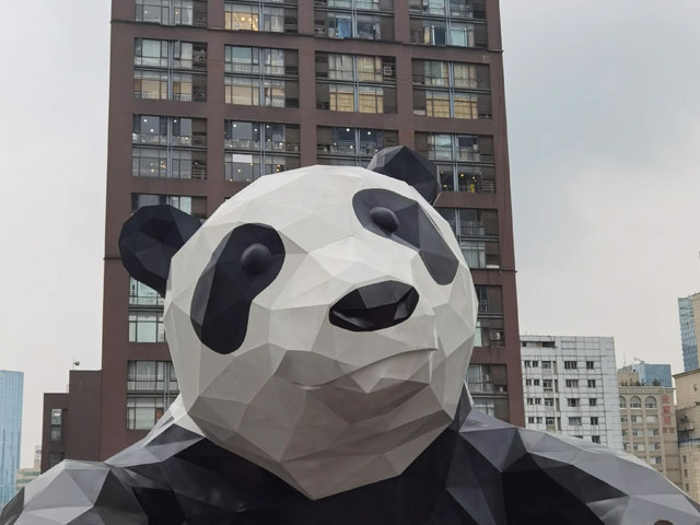 不銹鋼爬樓熊貓雕塑消防裝亮相成都地標(biāo)性建筑