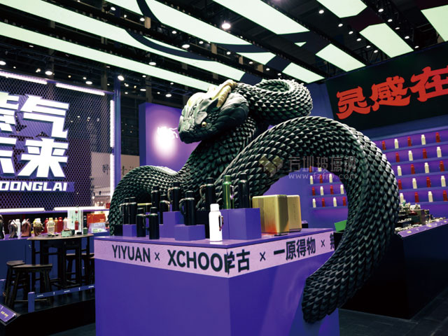 玻璃鋼大型蟒蛇雕塑逼真亮相深圳茶博會(huì)
