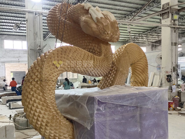 玻璃鋼大型蟒蛇雕塑逼真亮相深圳茶博會(huì)