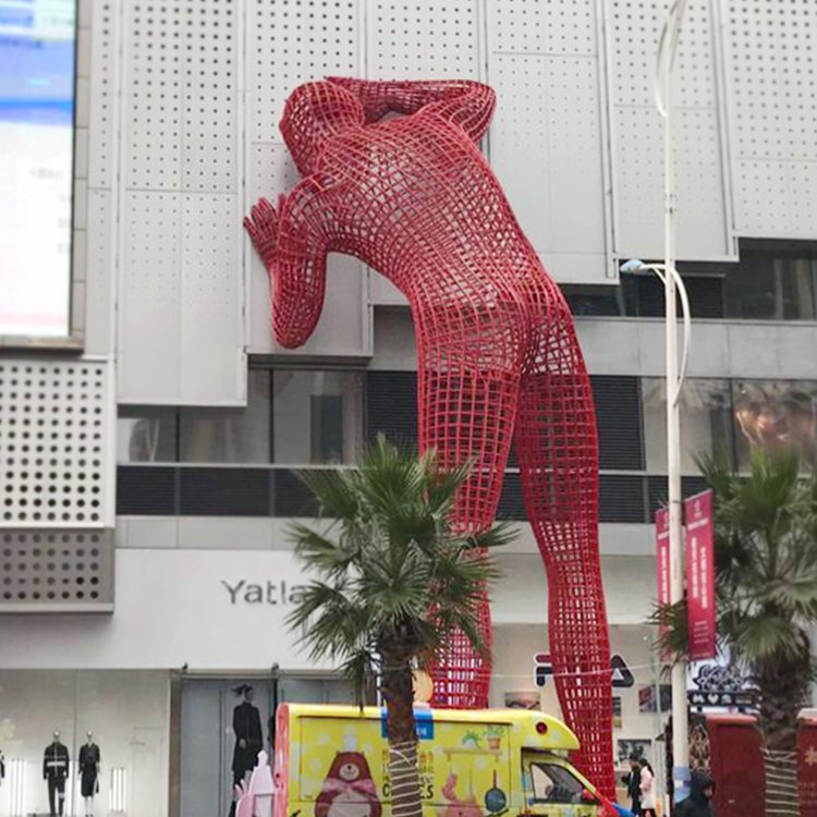 大型趴墻鏤空人物雕塑