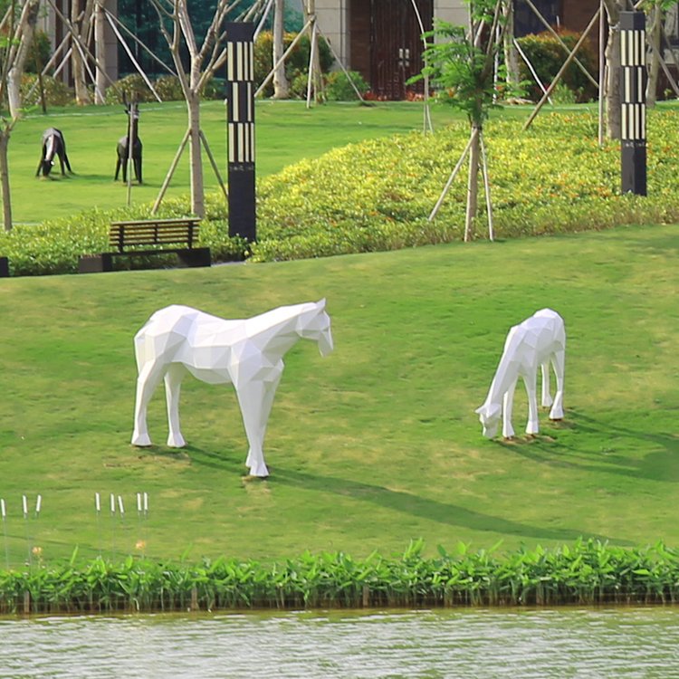 園林景觀玻璃鋼切面馬雕塑