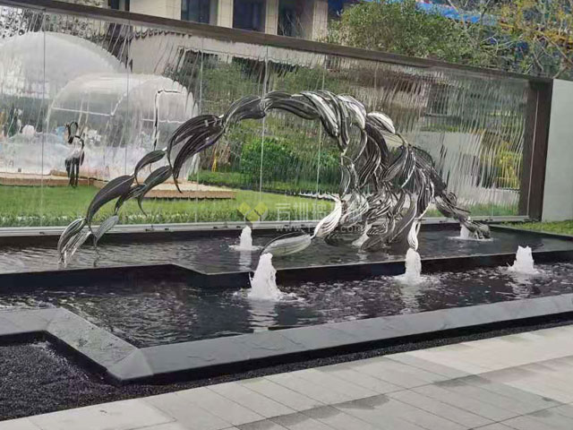 小區(qū)不銹鋼如魚(yú)得水抽象雕塑