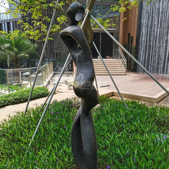小區(qū)不銹鋼抽象人物雕塑