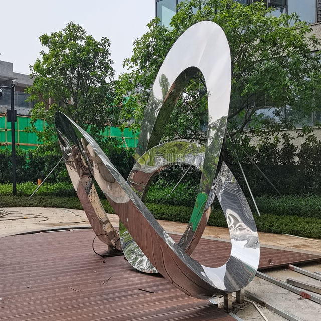 小區(qū)不銹鋼鏤空飄帶雕塑