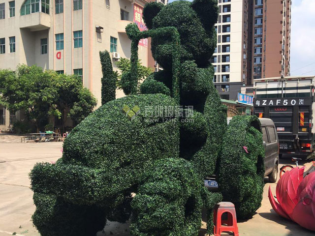 拖拉機(jī)造型綠雕 拖拉機(jī)造型綠雕